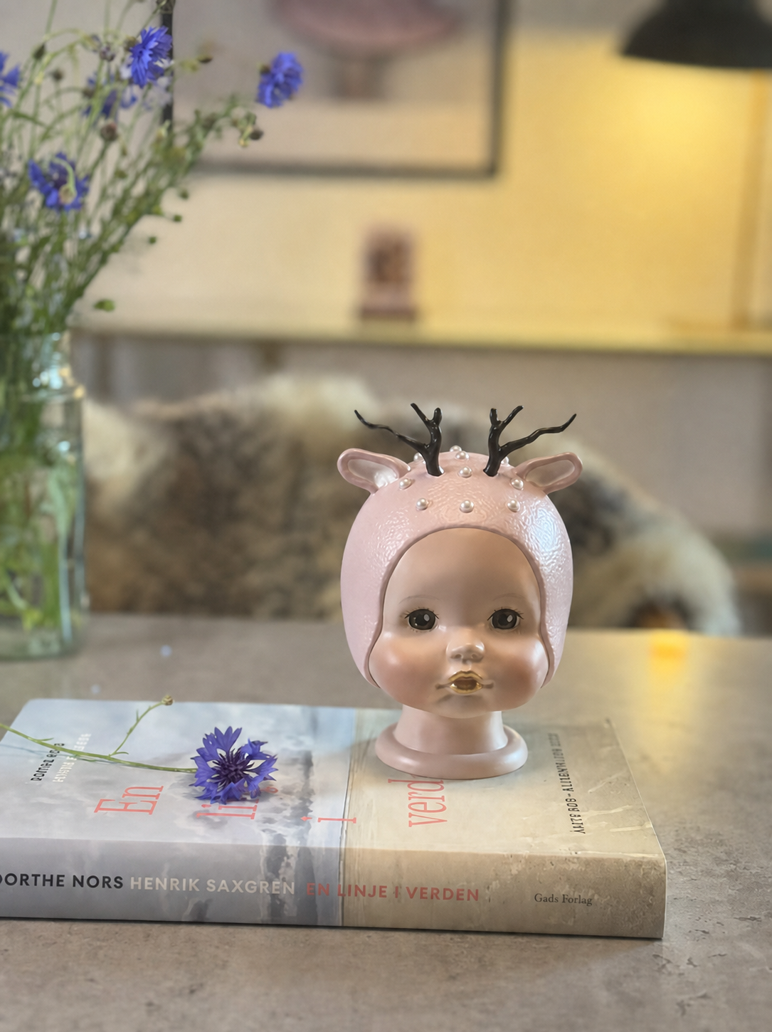Dear Dolly med pudderfarvet hjelm